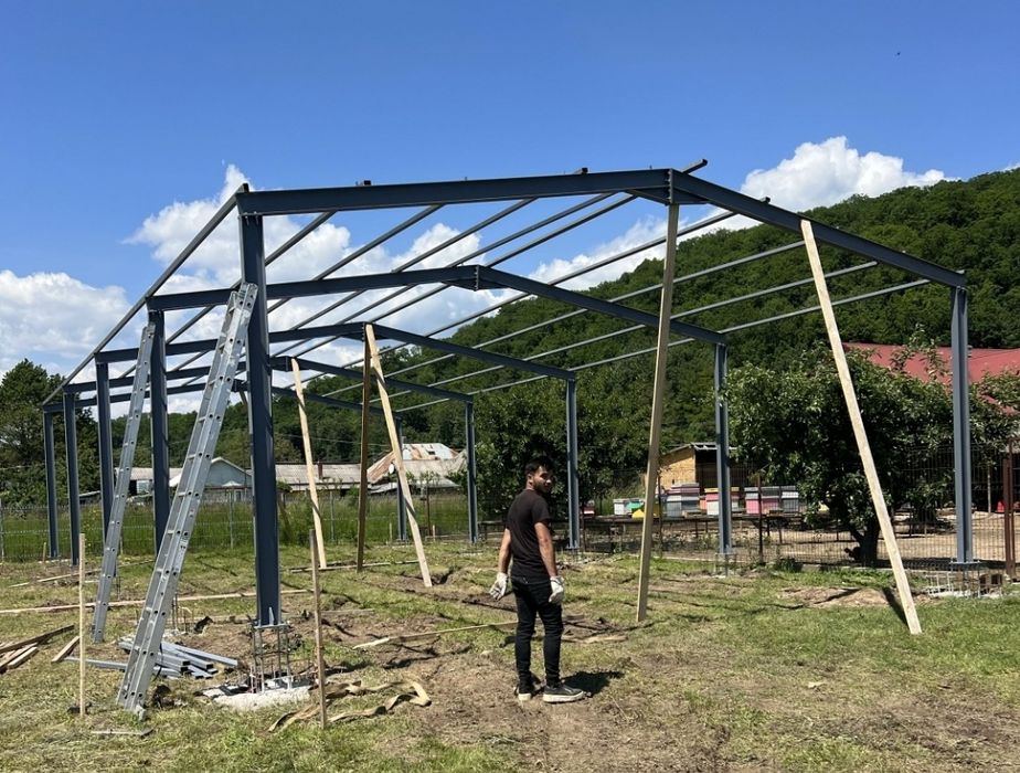 Vand hale și structuri metalice accept variante cu duba