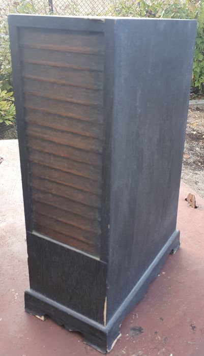 Малък шкаф с дърворезба