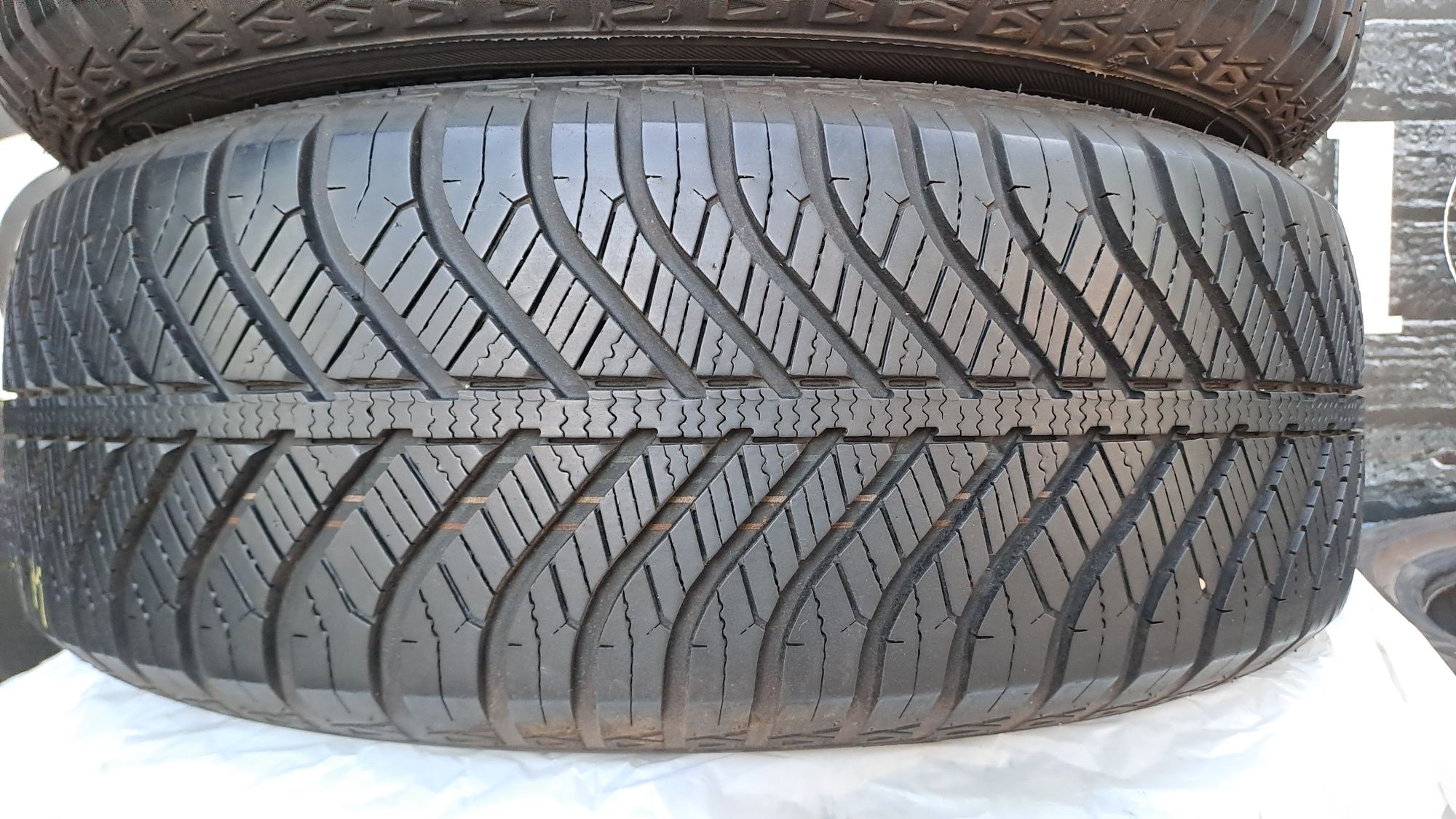 2бр. Всесезонни 195 65 15 Goodyear Vector 4Seasons