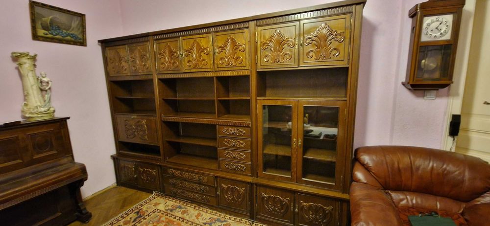 Biblioteca lemn Nina model vintage cu vitrina