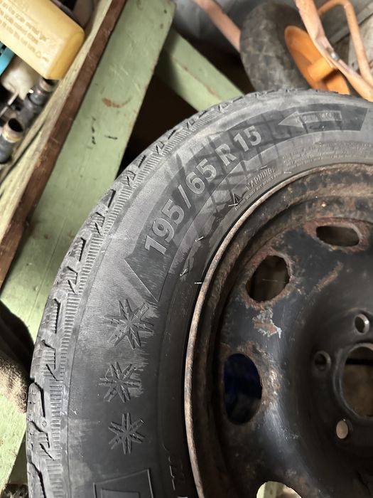 Vand anvelope de iarna 195/65/R15 (2xContinental si 2xMichelin)