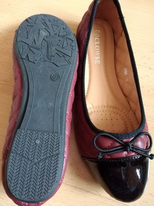 Дамски обувки, тип балеринки.