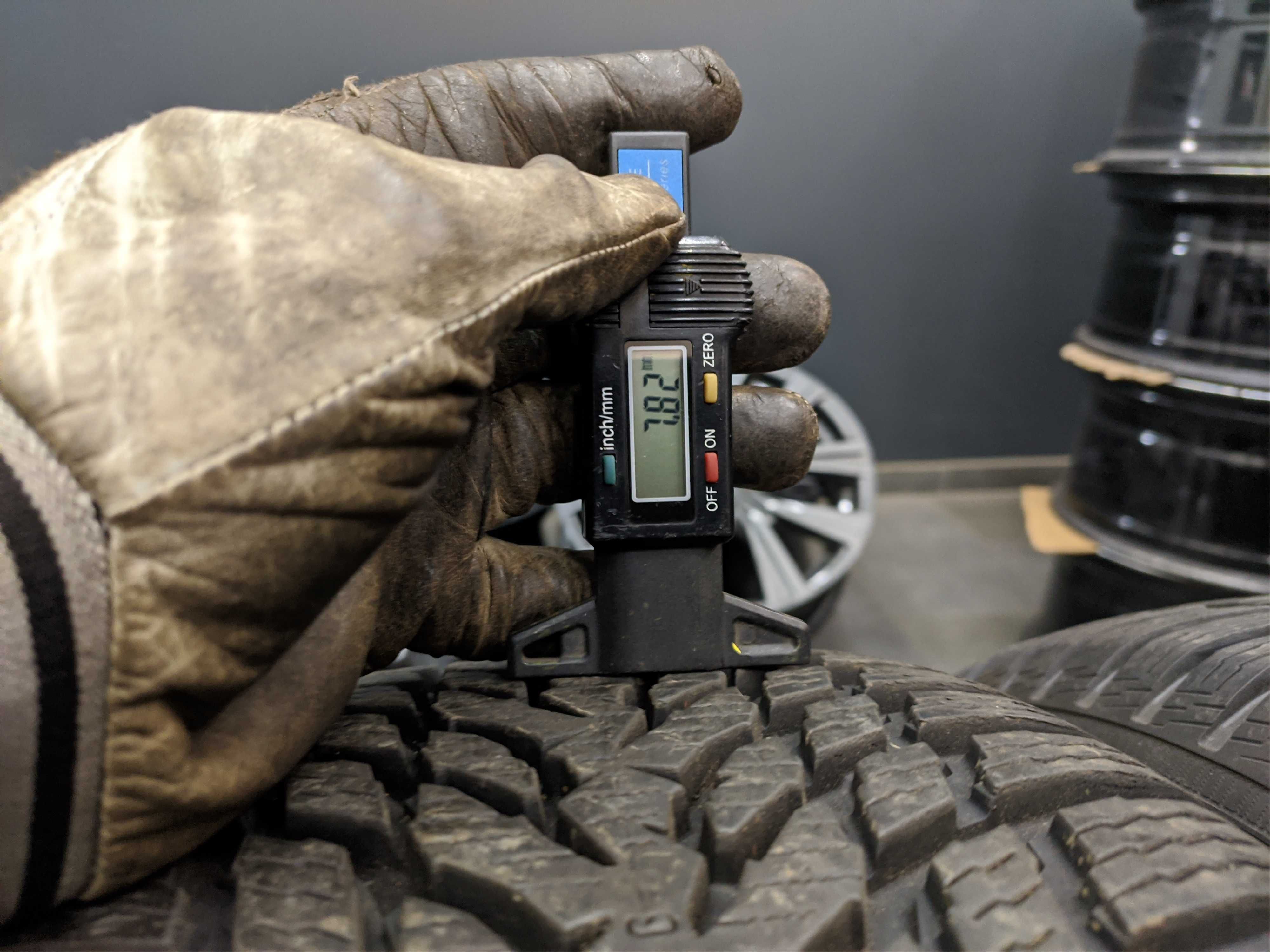 4бр Зимни гуми 215 55 17 - Nokian