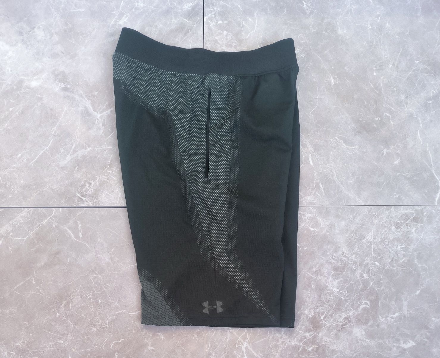 Under Armour къси панталони S размер