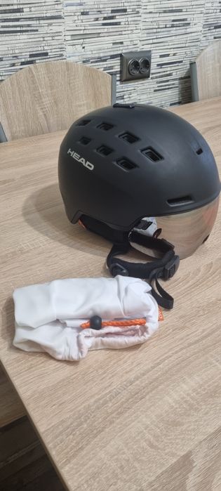 Cască de schi cu vizor pentru adulți.