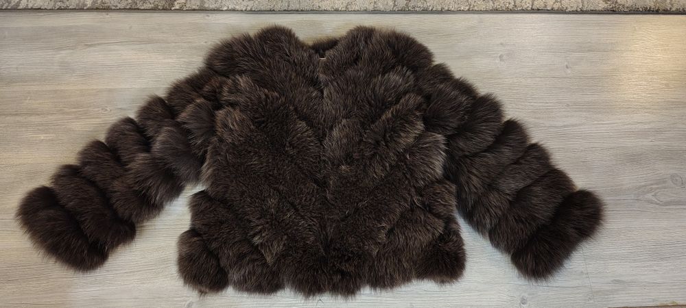 Haina blana culoare maro