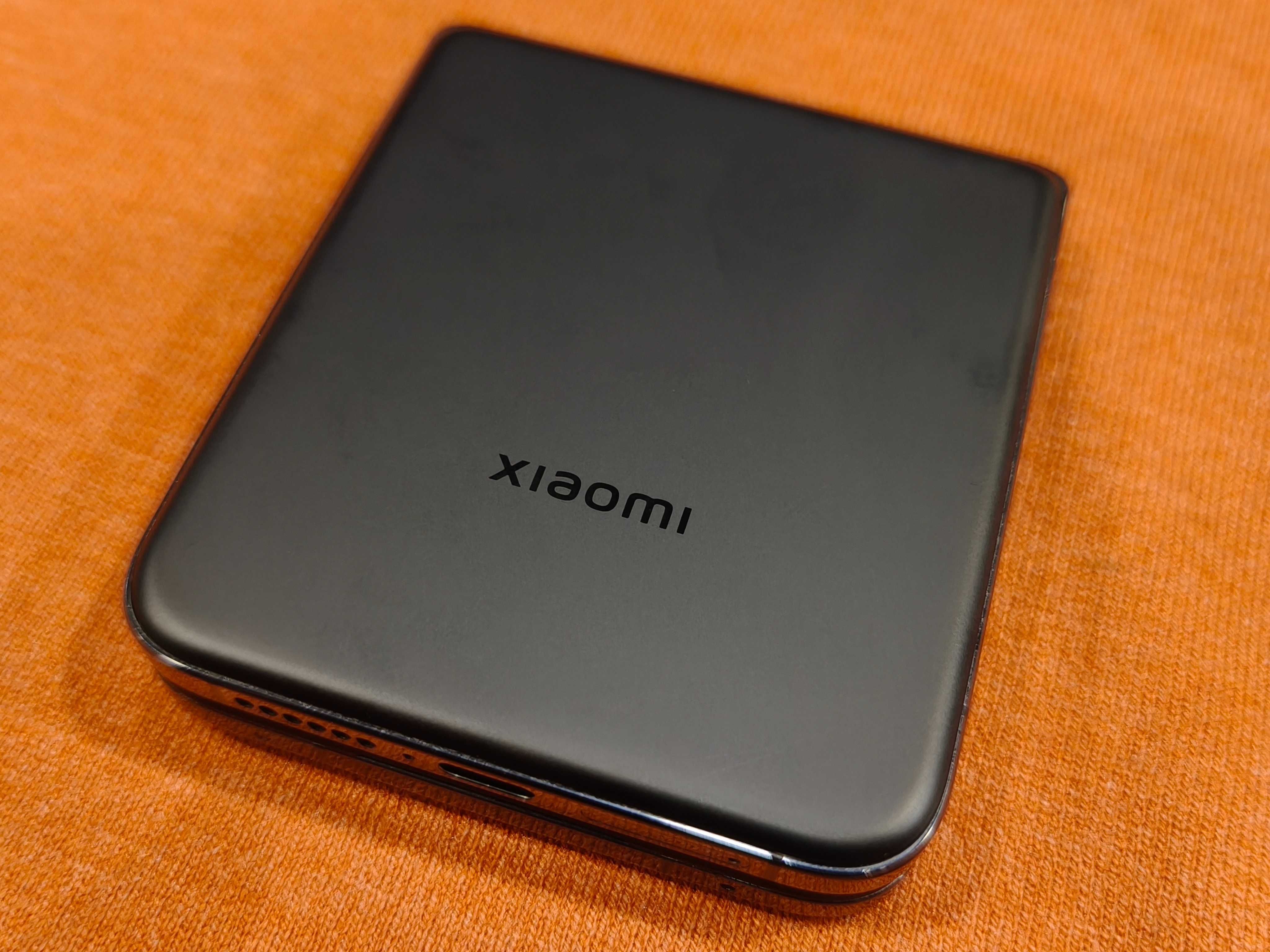 Сгъваем Xiaomi Mix Flip черен 12/256 SD8 Gen3 Leica