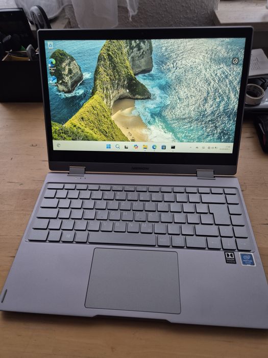 Medion Touch Laptop – SSD, нова батерия, Windows 11