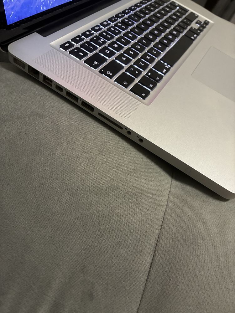 Apple MacBook Pro, intel i7, Samsung evo SSD, 8GB Ram
