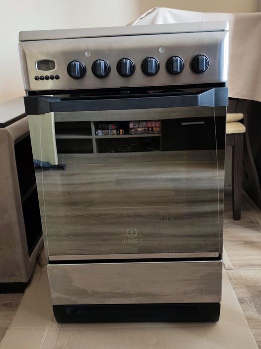 Стъклокерамична готварска печка Indesit, с грил