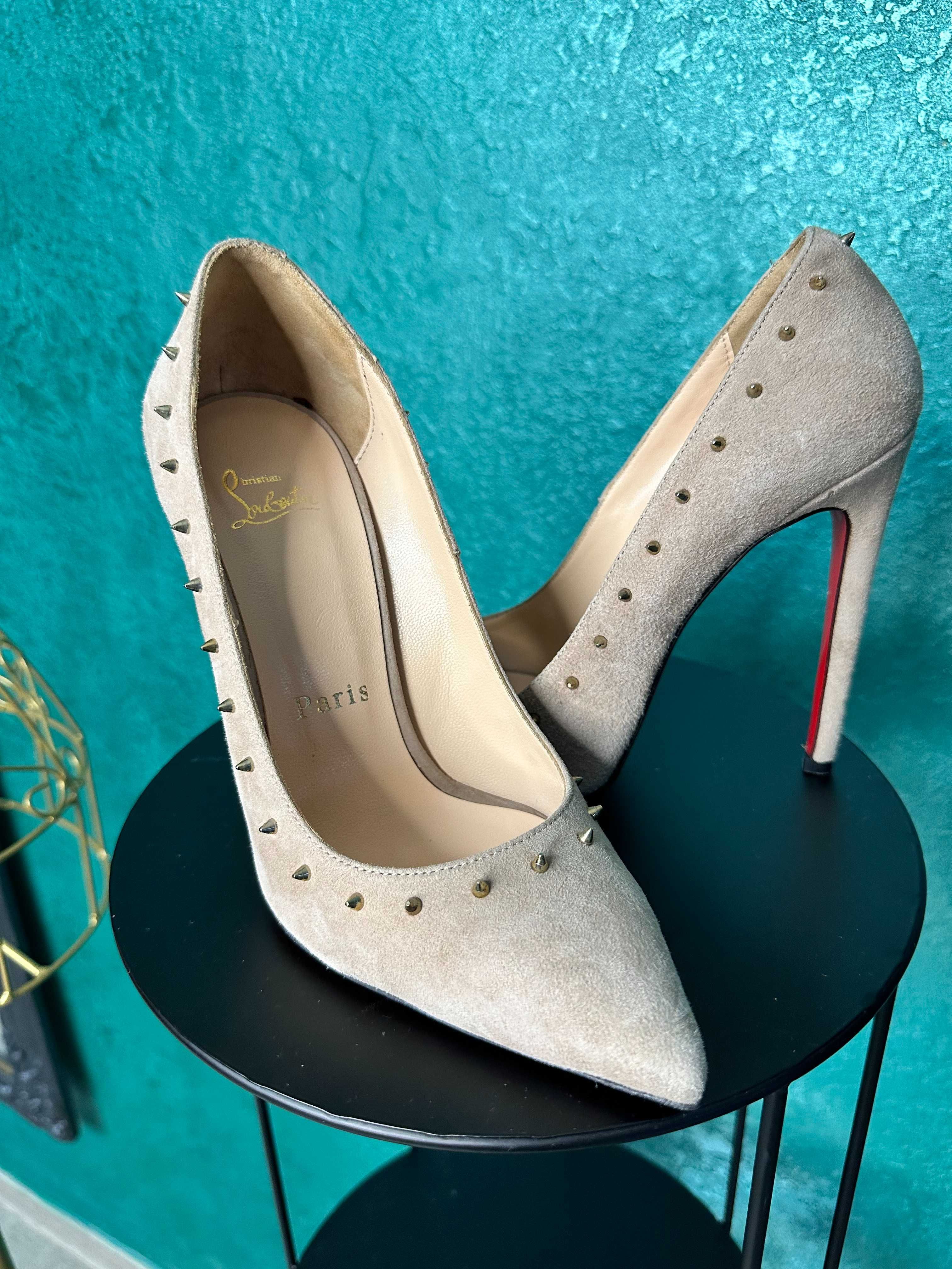 Pantofi Christian Louboutin, piele întoarsă crem, cu ținte aurii, 38