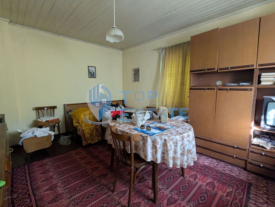 Двуетажна тухлена къща с кладенец в село Поликраище, област Велико Тъ