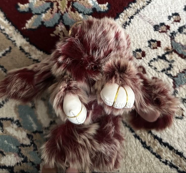 Пушистые зайчики на сумку – милое украшение!