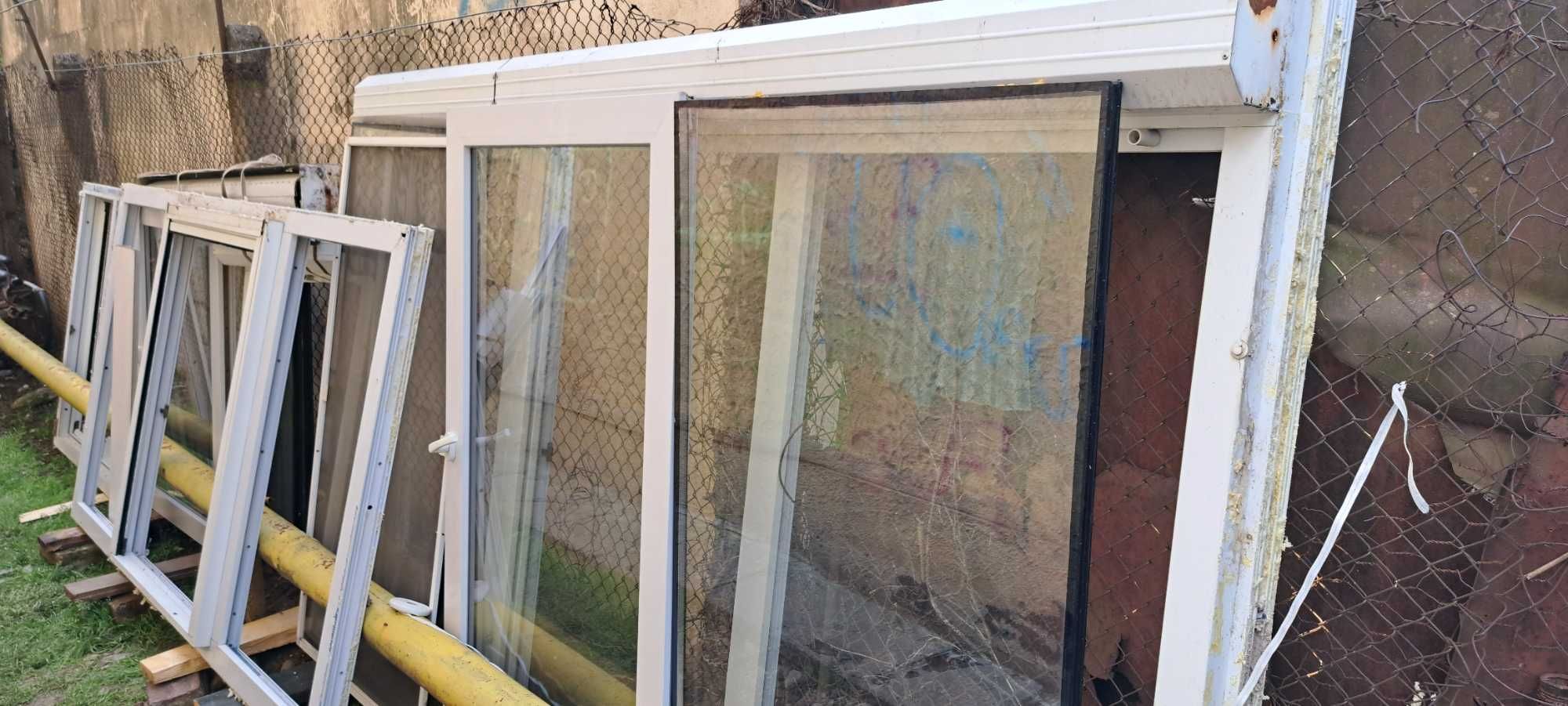 Vând  3 geamuri termopan  bloc cu rulouri plastic