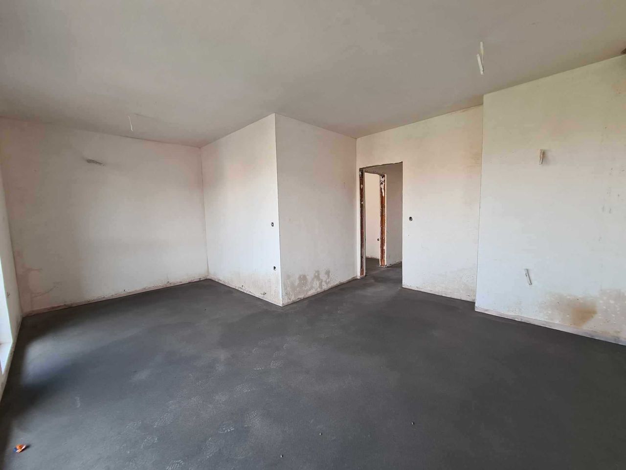 Продава се Тристаен апартамент в Хасково, Каменни - 102 кв.м за 767 €/кв.м - Снимка #2
