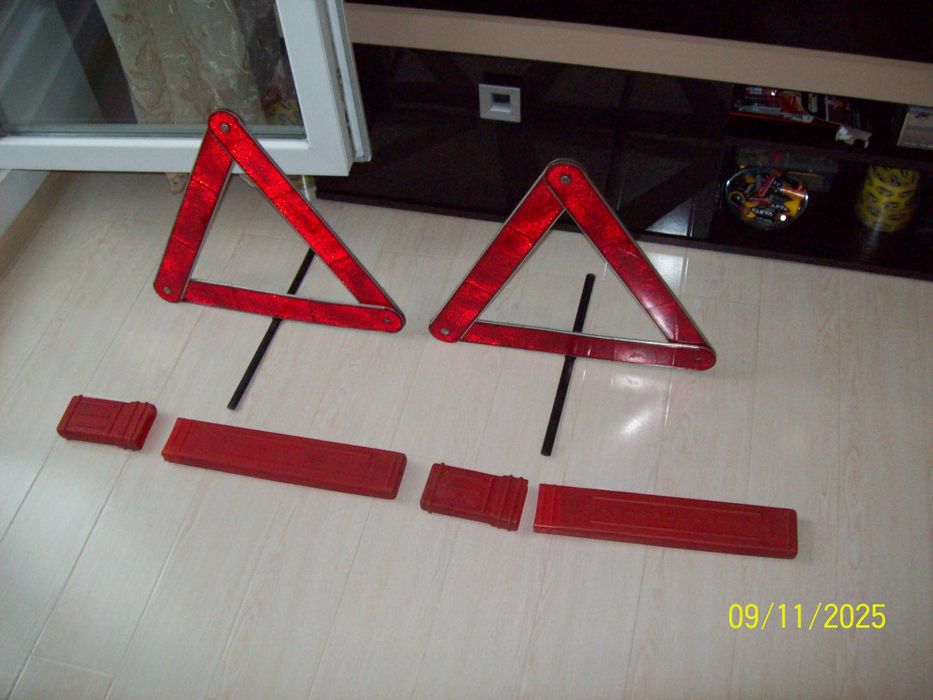 Triunghi reflectorizant auto epoca Dacia 1300 1310 1410 Sport MILITIA