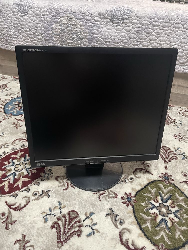 AV Tech stol komputeri