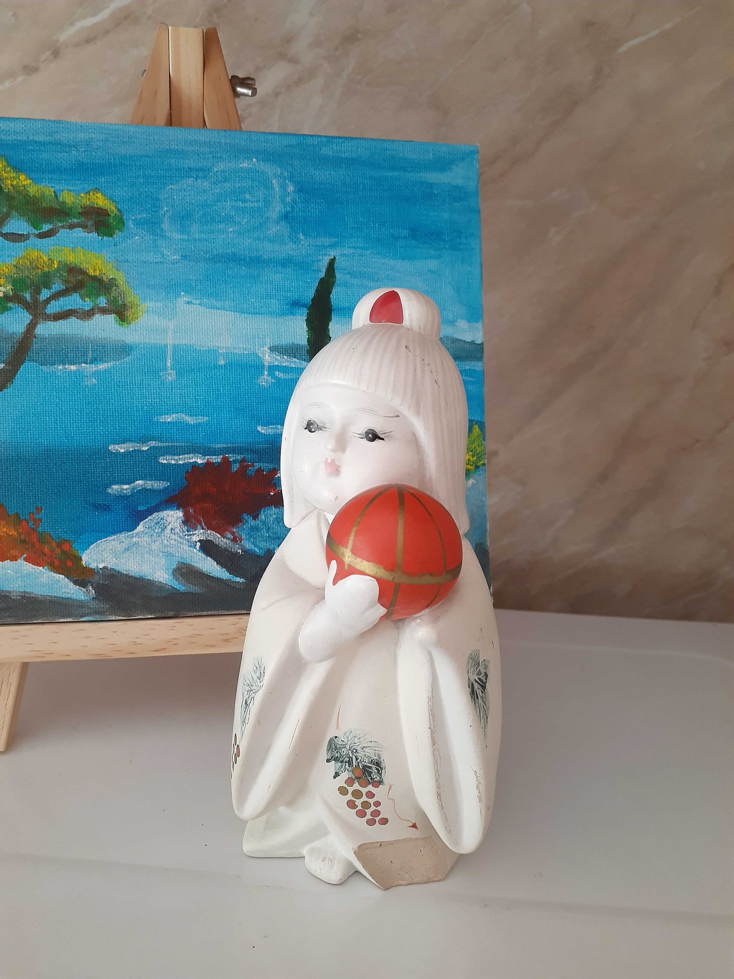 Фигурка момиче с кимоно, държащо топка, керамична
