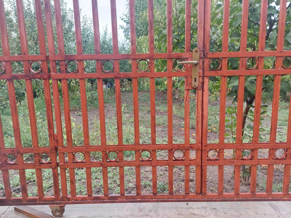 Poarta din teava rectangulara 4.20 m cu usa acces pietonal inclusa.