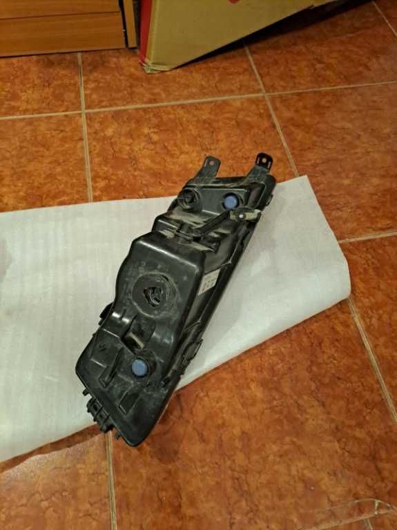 Proiector dreapta original Skoda Rapid cod 5JA941702