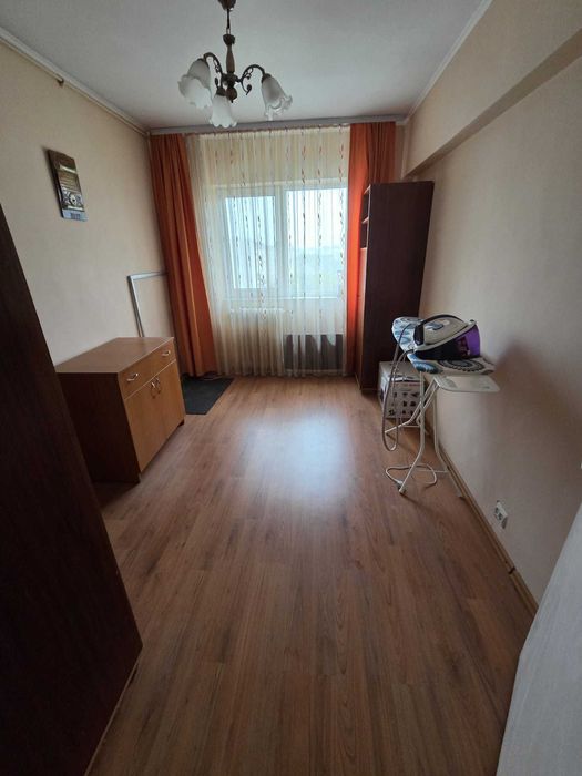 Vand apartament decomandat cu doua balcoane,  mobilat 3 camere