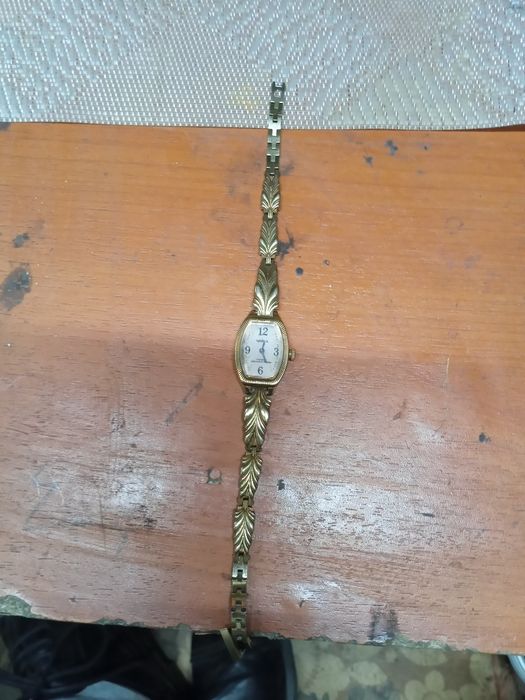 Продам женские часы
