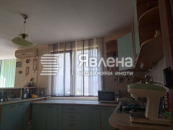 Многофамилна Къща на три етажа в квартал Виница