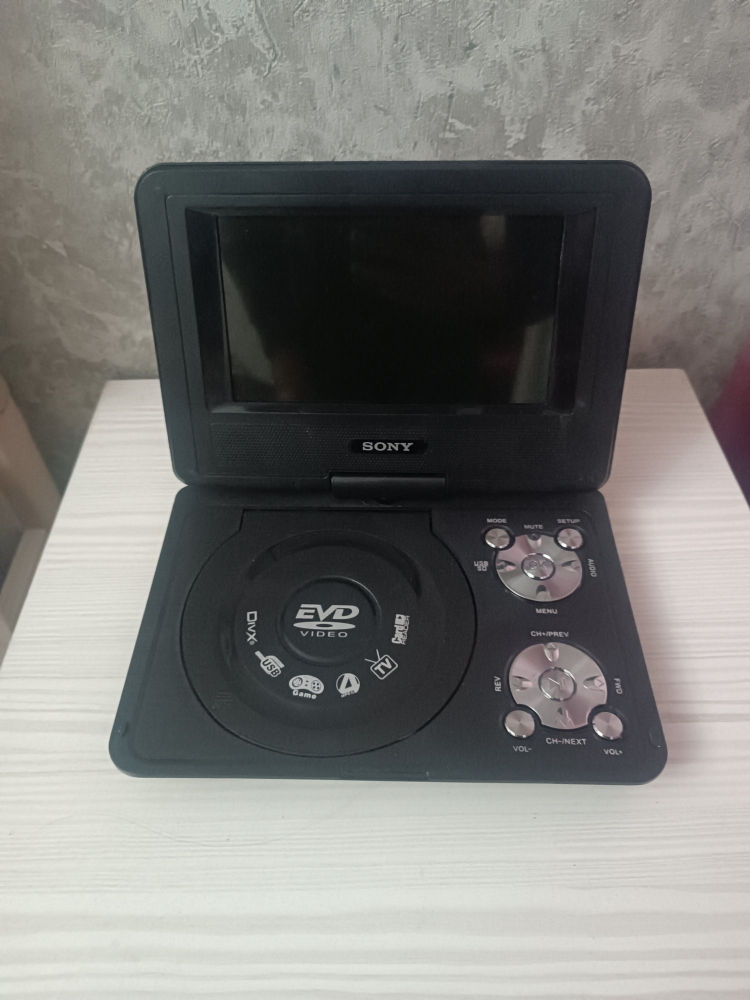 DVD player+usb колонка в среднем состоянии новые требует ремонт