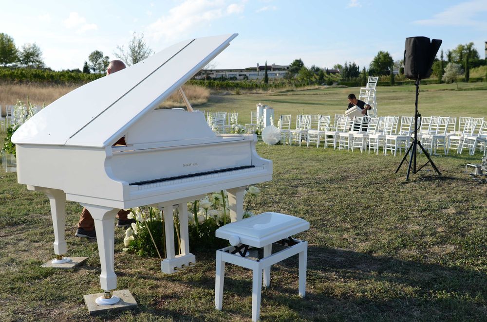 Нов бял роял под наем за всякакви културни събития от магазин Мелодия