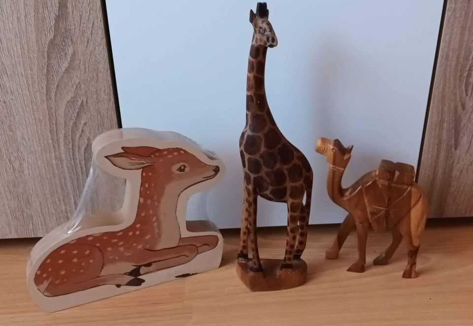 Vand lot de 3 decorative din lemn Girafa camila caprioara pret 90lei