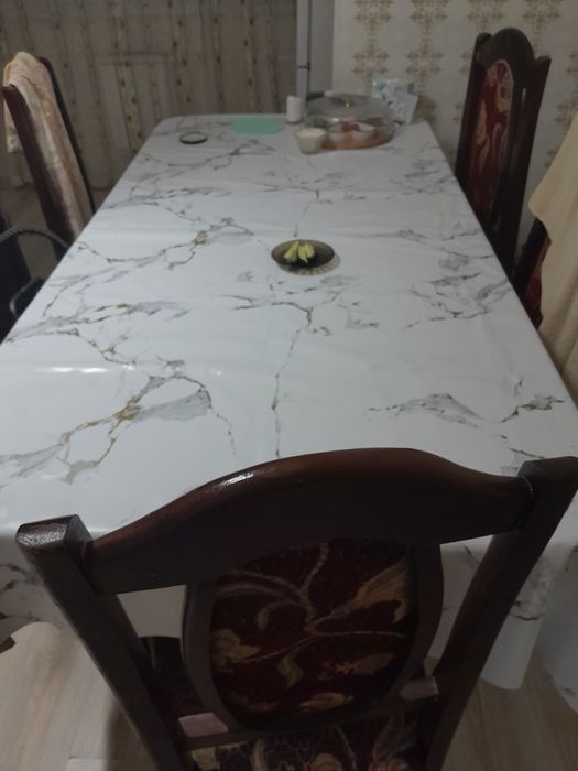 стол со стульями и клиенка