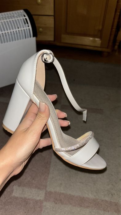 Бели Токчета с блестящи елементи