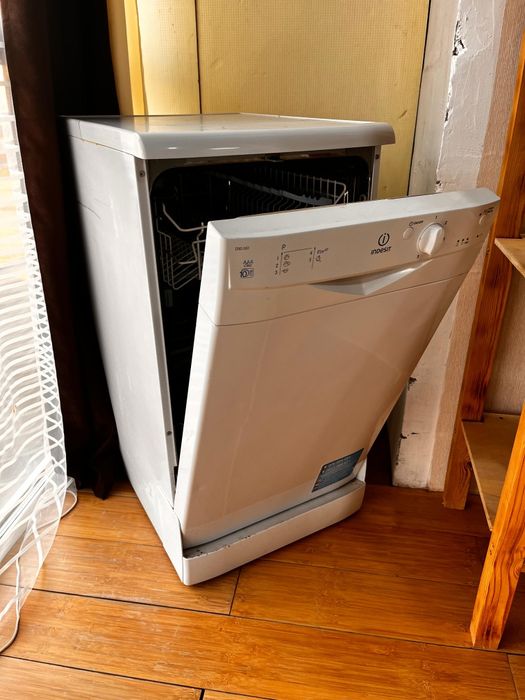 Посуда моющия машина Индезит  вместимость 10 приборов.в хорошем состоя