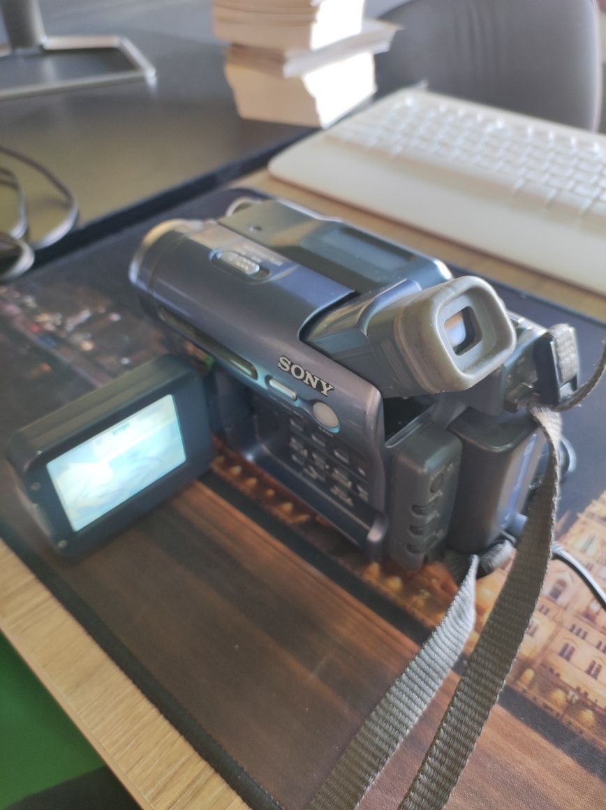Sony videokamera sotiladi, kassetali