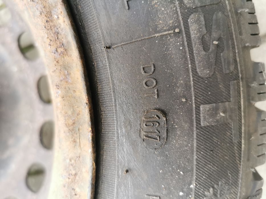 Vând 2 cauciucuri iarna 175/65/r14