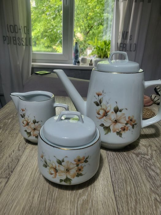 Част от стар порцеланов  сервиз.