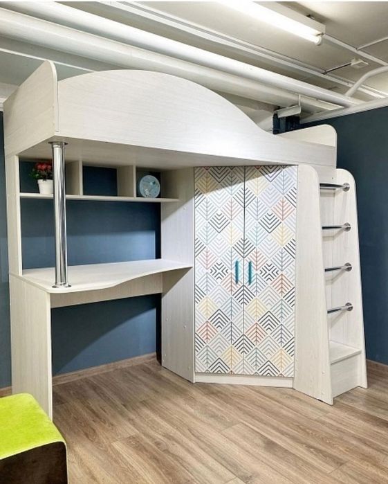 Жаңа, пайдаланылмаған 3*1 комплект.  Кровать чердак, не распакованный