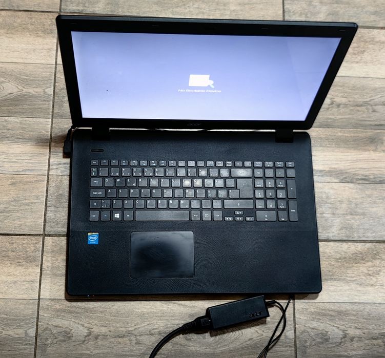 Laptop Acer ES1 711 Model ZYL pentru piese sau reparat