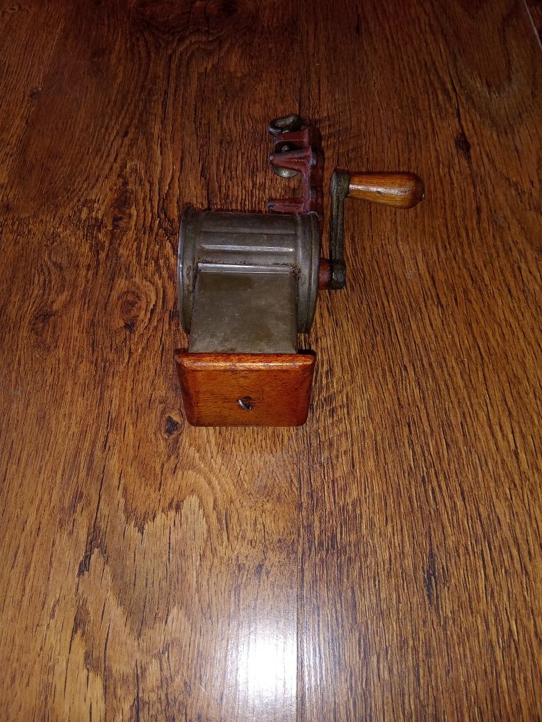 Стара ръчна машинка за мелене на ядки "Б.Т."