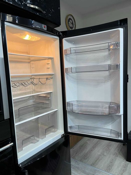 Хладилник с фризер Gorenje Simplicity, черен