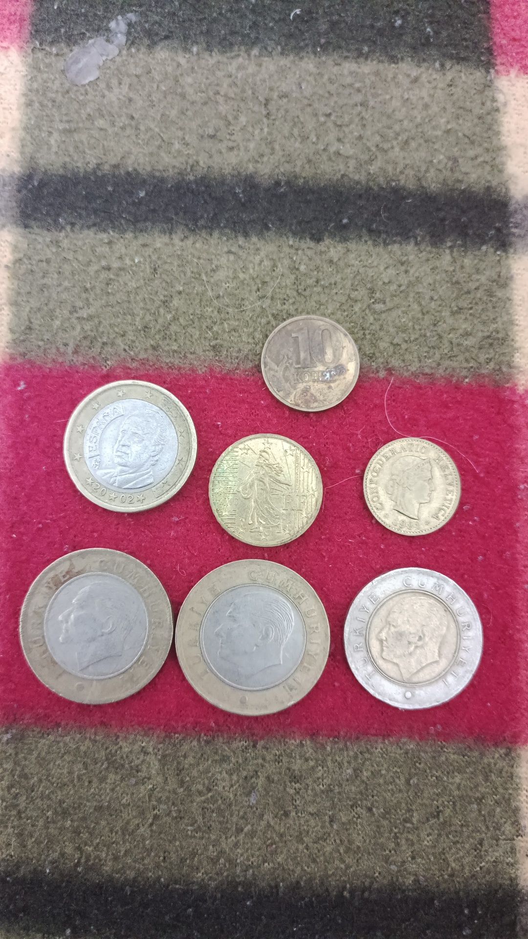 Разное количество монеты рублей и тенге