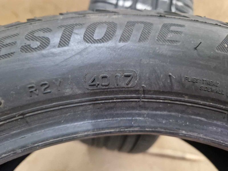 2 Bridgestone R17 225/45
летни гуми
DOT4017
