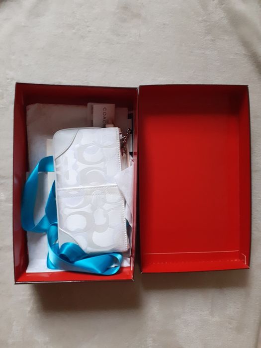 Дамска чантичка за китка Coach