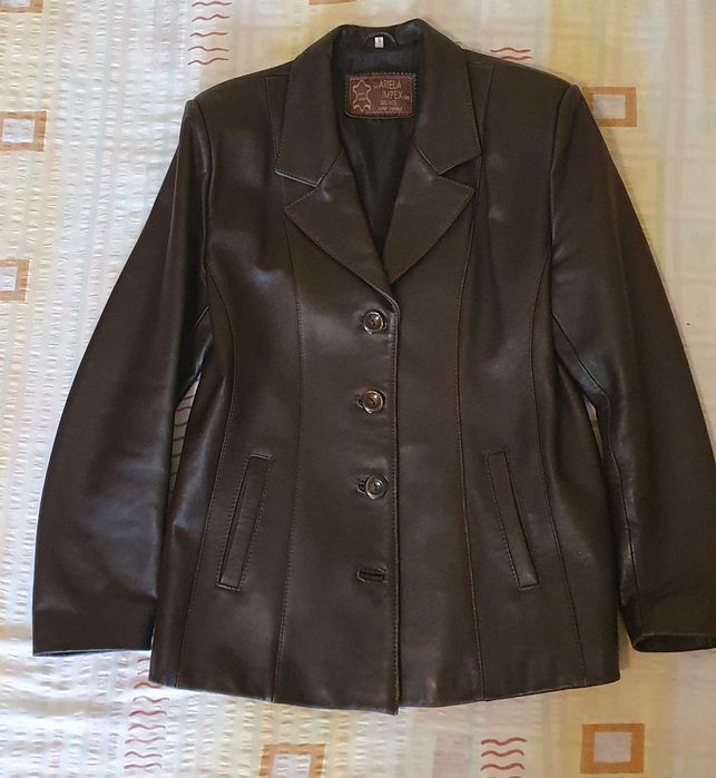 Vând haină de damă din piele naturală maro, românească, NEPURTATĂ