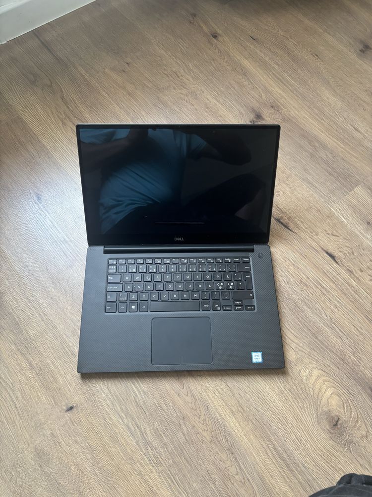 Dell xps 9560• i7-7700HQ• Display 15”  4K•16gb ram• 512 SSD• GTX 1050
