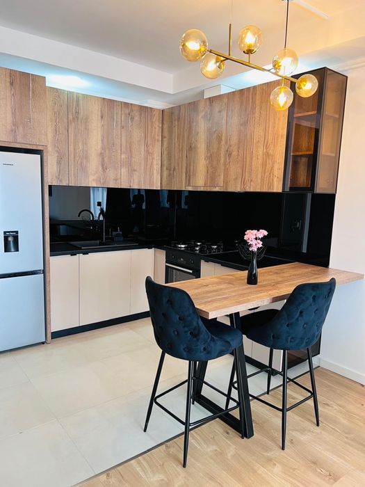 Inchiriez apartament 2 camere Cosmopolis.