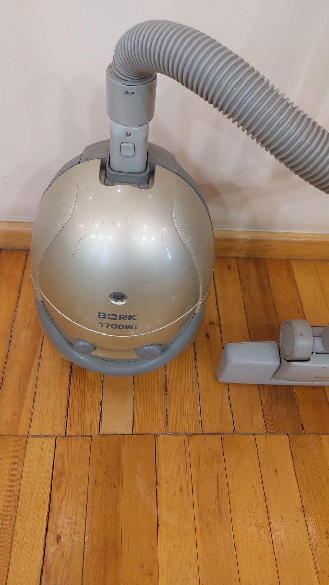 Пылесос марки BORK  1700W MAK