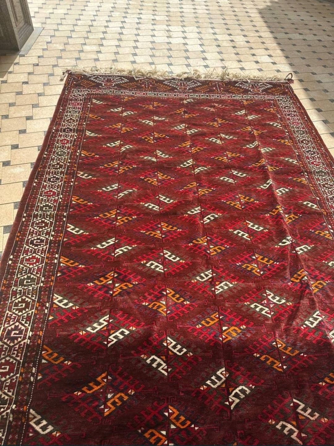 Gilam sotiladi qolda tikilgan