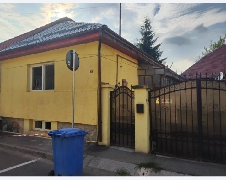 Casa doua apartamente singur in curte