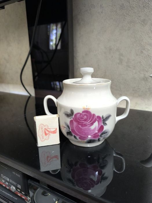 Чайники и сахарницы новые . СССР